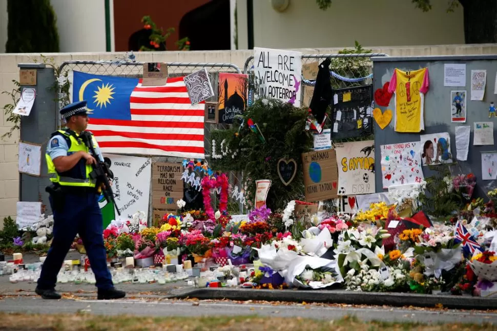 OFRENDAS. Flores, tarjetas, banderas y carteles pintados a mano rodean la entrada de las mezquitas atacadas.  reuters 
