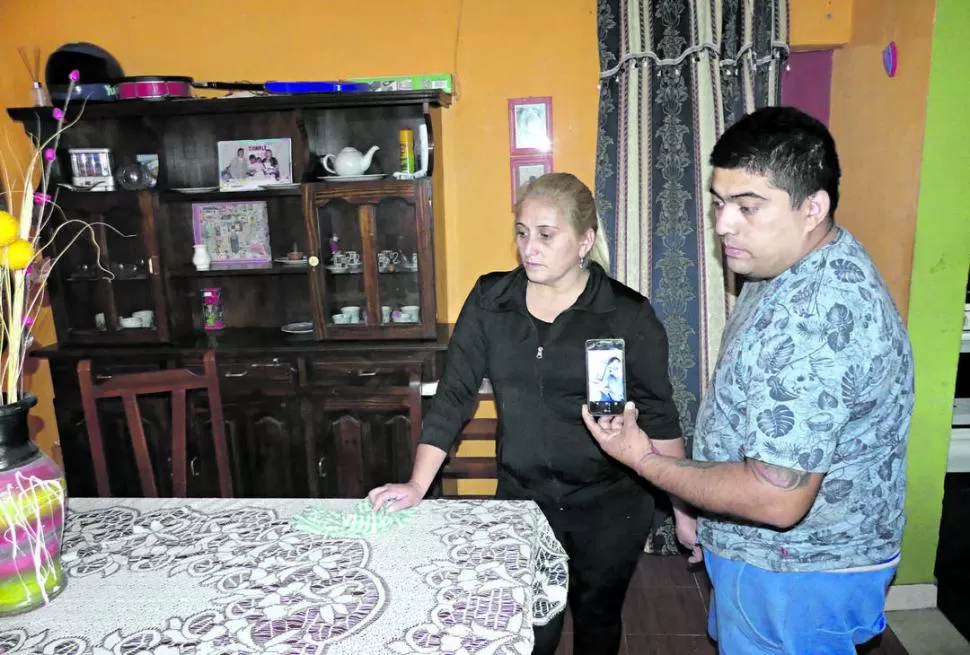 FALLECIDO. Familiares muestran una foto de Alexis “Bolero” Emanuel  Gómez, de 20 años. la gaceta / foto de osvaldo ripoll 