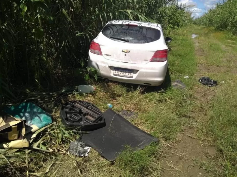 ZONA SUR. Tras los dos crímenes, el auto fue abandonado en Los Aguirre. 