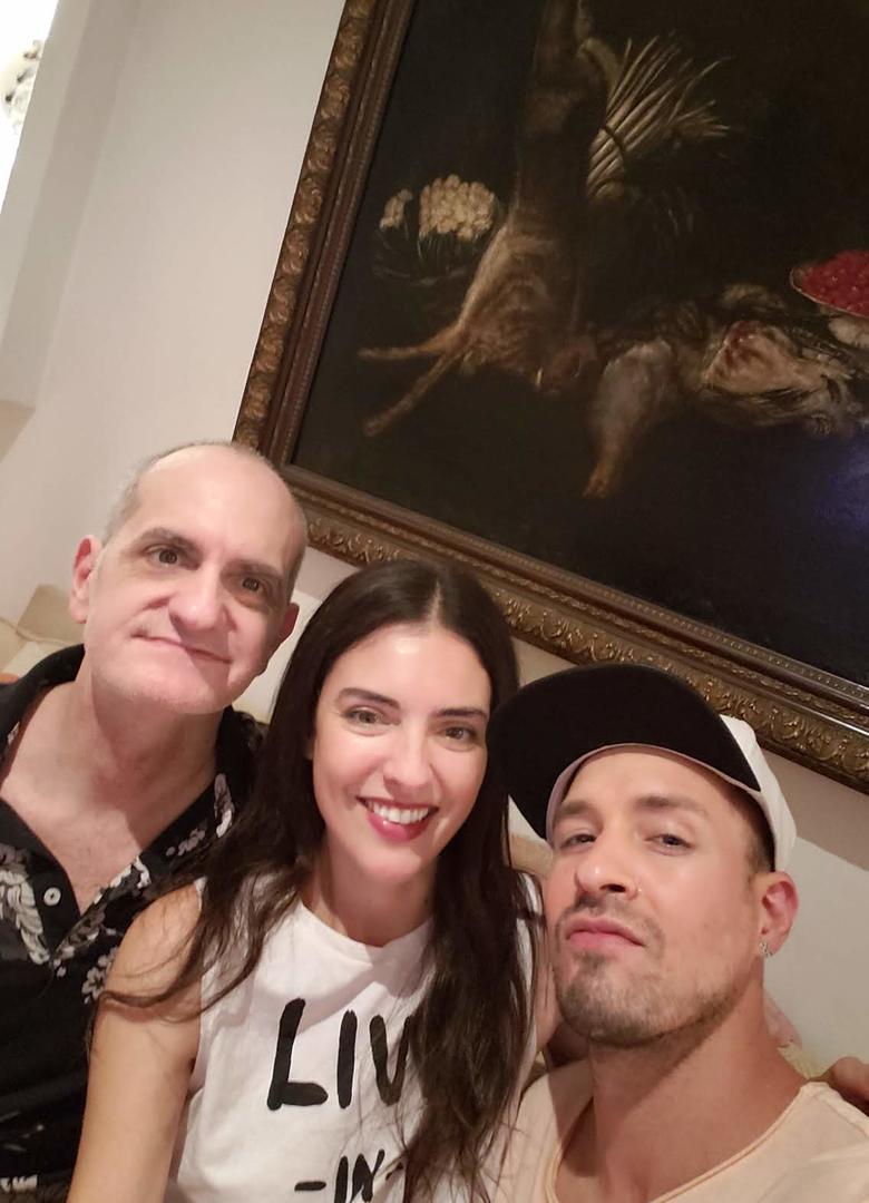 AMIGOS. Sofía con Laurencio Adot y Damián Romero, su pareja.