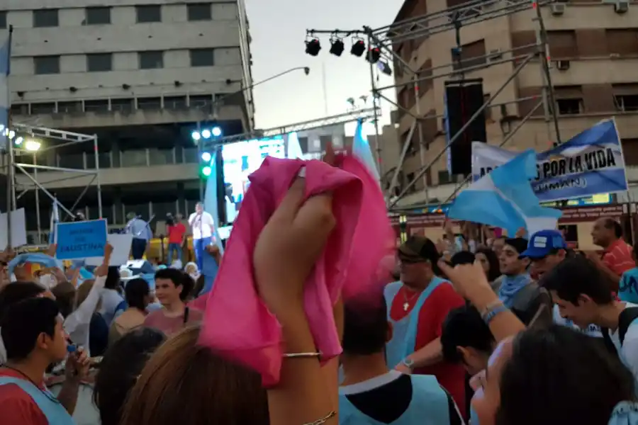 MARCHA POR LA VIDA. Miles de personas se reunieron en la plaza Independencia para defender los derechos del niño por nacer.