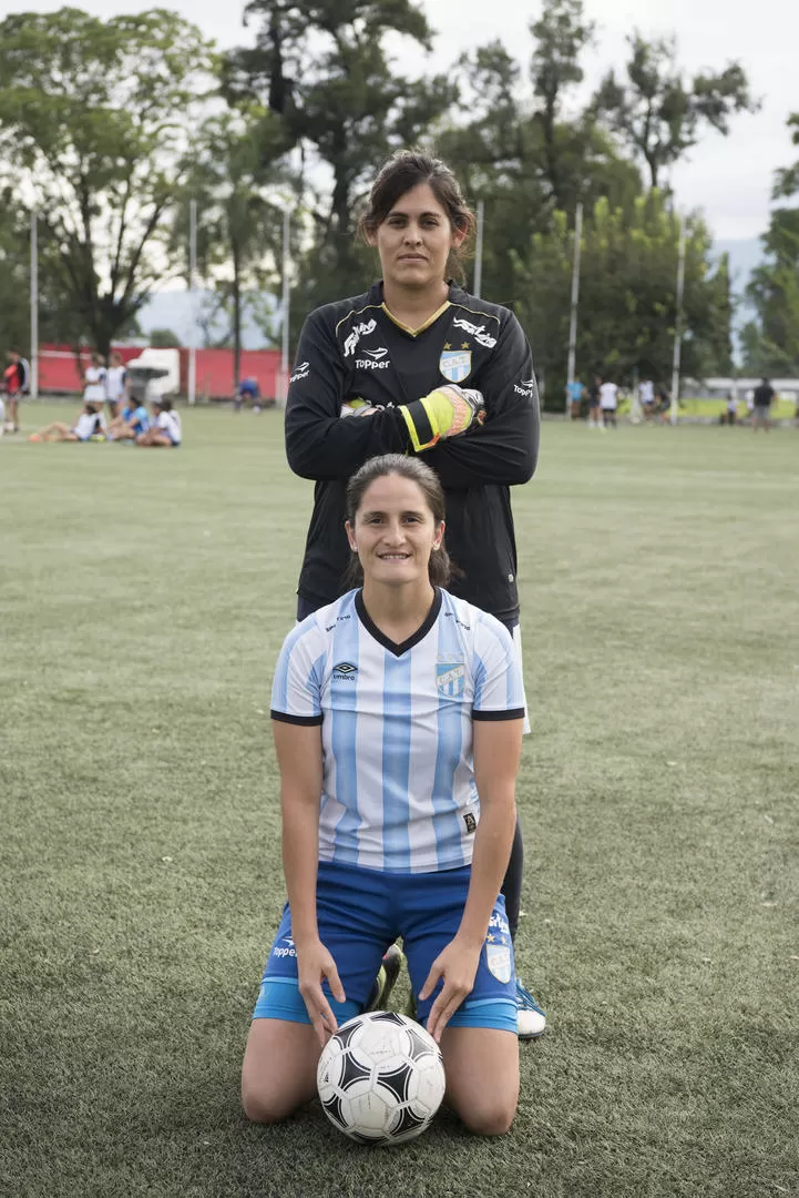 COMPAÑERAS. Adriana Larrahona (arriba) posa con Daniela Escasena, la goleadora. la gaceta / foto de DIEGO ARAOZ