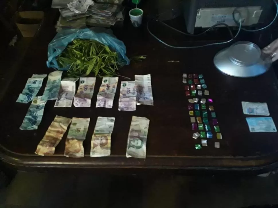 PRUEBA. La droga, el dinero y la documentación que fueron secuestradas.  