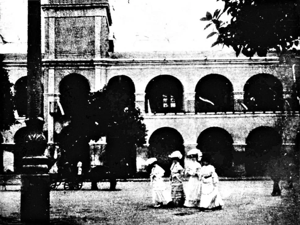 DAMAS FRENTE AL CABILDO. La plaza Independencia, desde mediados del siglo XIX hasta promediar el XX, fue escenario del paseo vespertino y de los encuentros amorosos 