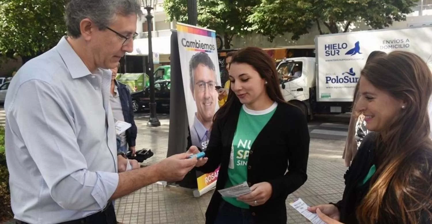 Un candidato de Cambiemos repartió gas pimienta para captar el voto femenino