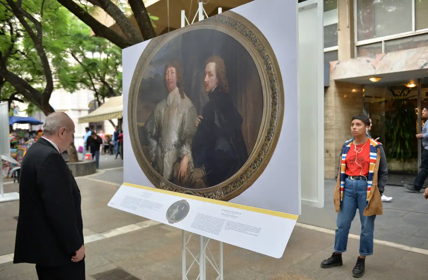 Las redes sociales impulsan la escritura y la poesía, según el director del Cervantes