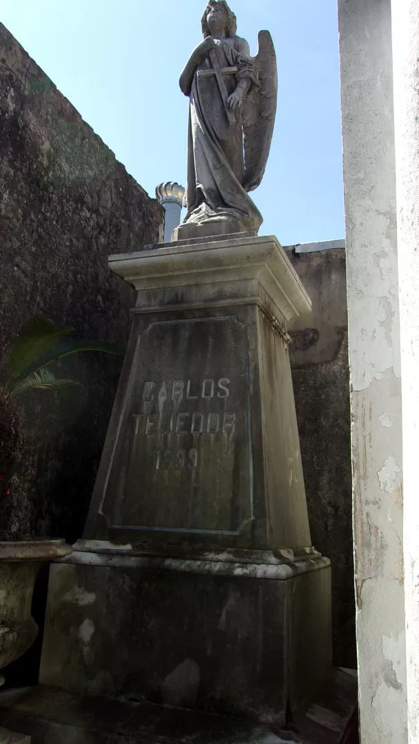 CARLOS TEJEDOR. Tumba del rebelde gobernador de Buenos Aires, en el cementerio de La Recoleta. 