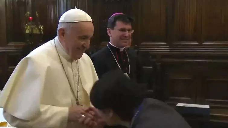 REACCIÓN. Un video filmado tras una misa en Italia muestra cómo el papa se resiste a que los feligreses cumplan con la tradición de besar el llamado anillo del pescador
