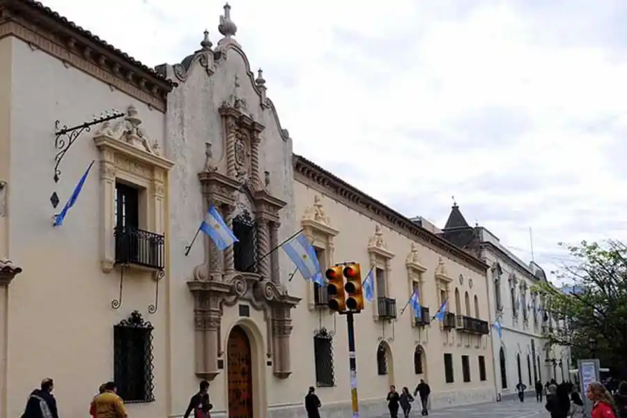 Las redes sociales impulsan la escritura y la poesía, según el director del Cervantes