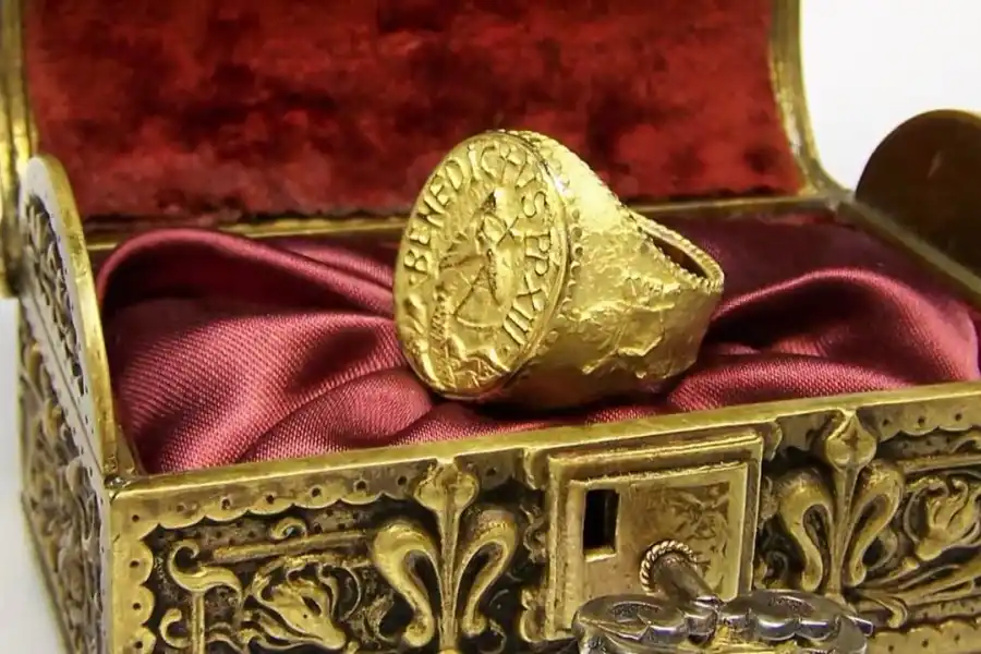 Video: la extraña reacción del papa Francisco cuando le quieren besar el anillo