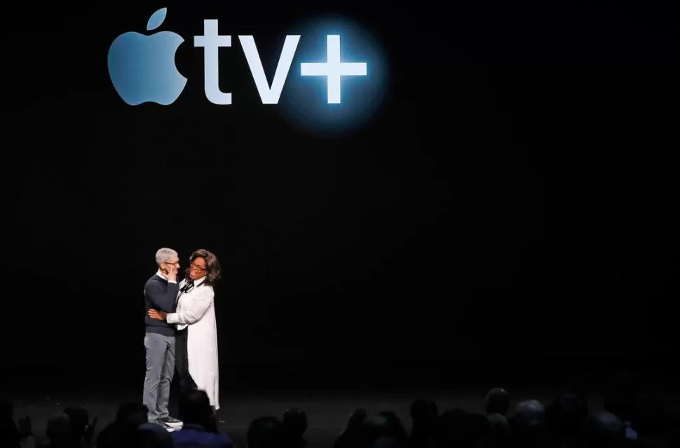 ANUNCIO. El CEO de Apple, Tim Cook, y Oprah Winfrey, en el lanzamiento. reuters