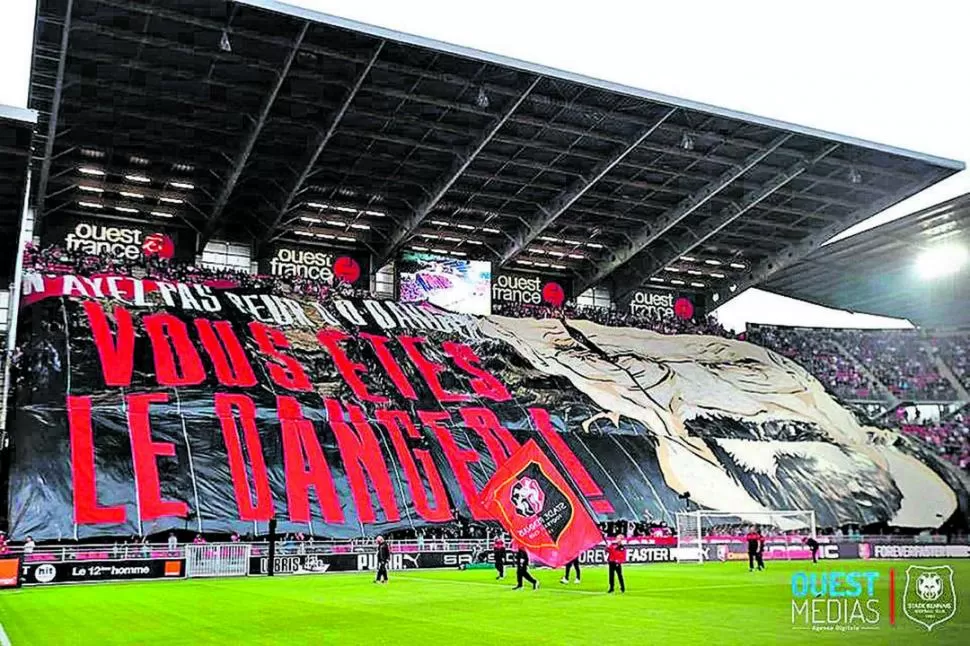 BRILLANTES. Los hinchas de Rennes, de la Ligue 1 de Francia, suelen sorprender con sus banderas. 