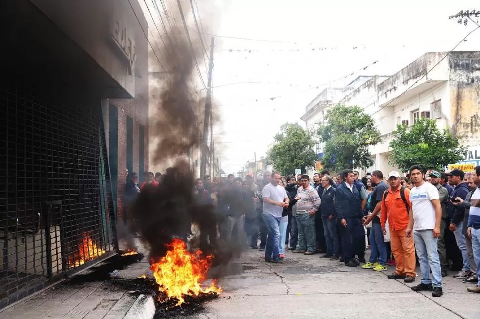 INCIDENTES. Los vecinos de Monteros protagonizaron serios incidentes con quema de cubiertas en la sucursal de EDET, en Belgrano primera cuadra. foto gentileza de Michelin Andujar 
