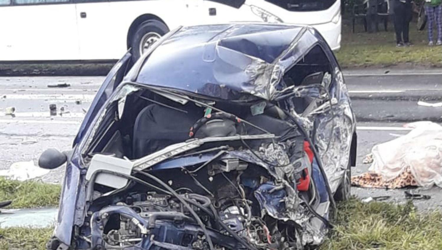 Un violento choque frontal entre un camión y un auto dejó como saldo un ...