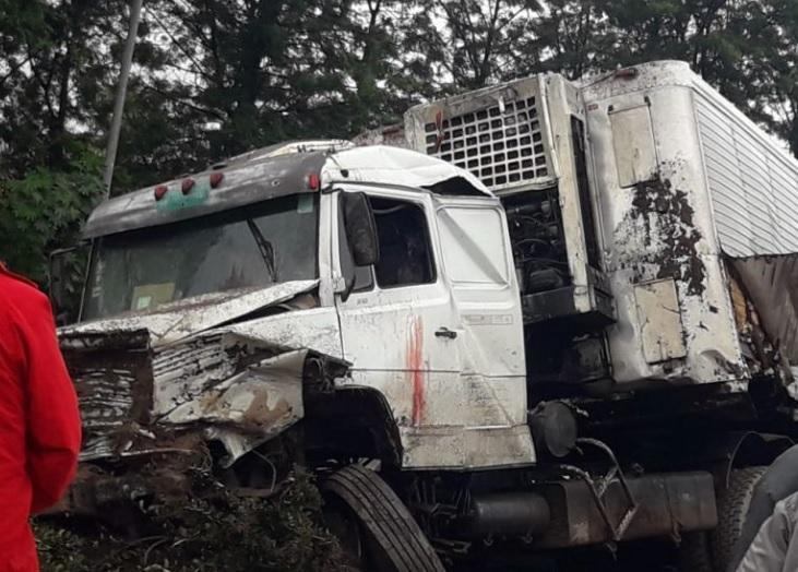 Un violento choque frontal entre un camión y un auto dejó como saldo un ...