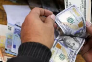 El dólar roza los $ 45 y el riesgo país marca un nuevo récord en la gestión de Macri