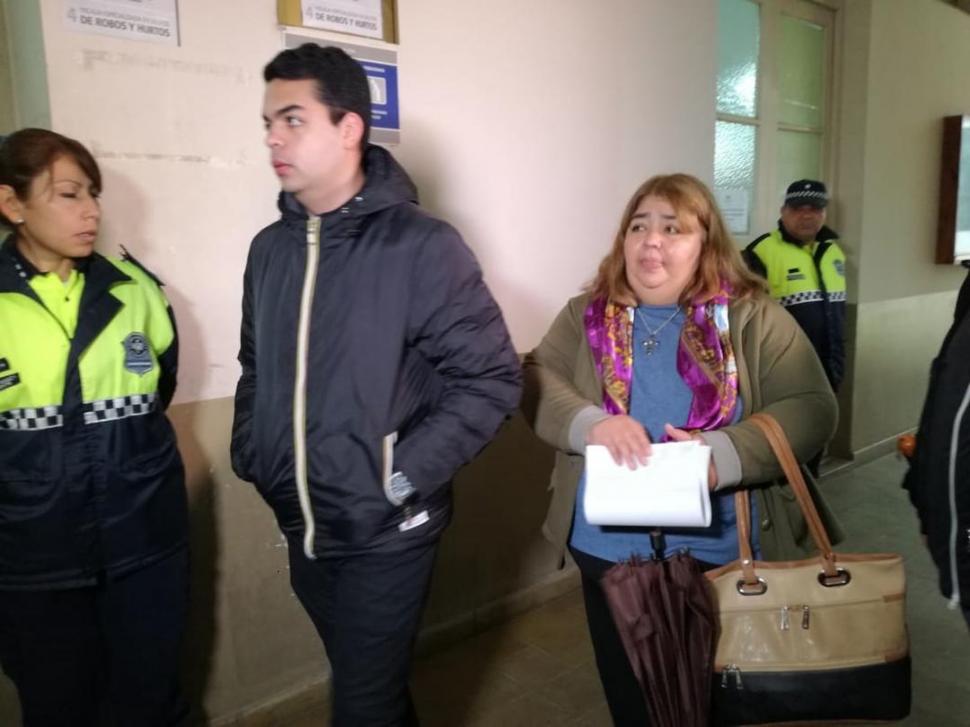JORNADA. González y su hijo salen de la reunión con la fiscal Giannoni. 