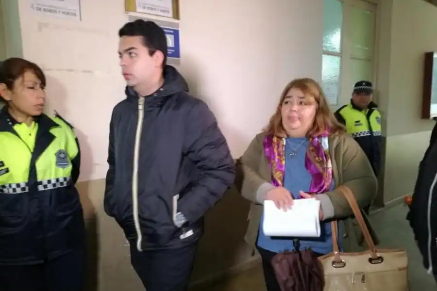 JORNADA. González y su hijo salen de la reunión con la fiscal Giannoni. 