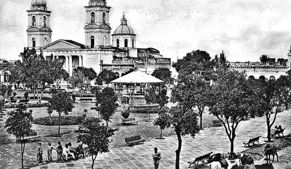 PLAZA INDEPENDENCIA. La imagen muestra en primer término las veredas y más atrás el kiosco de la banda. 