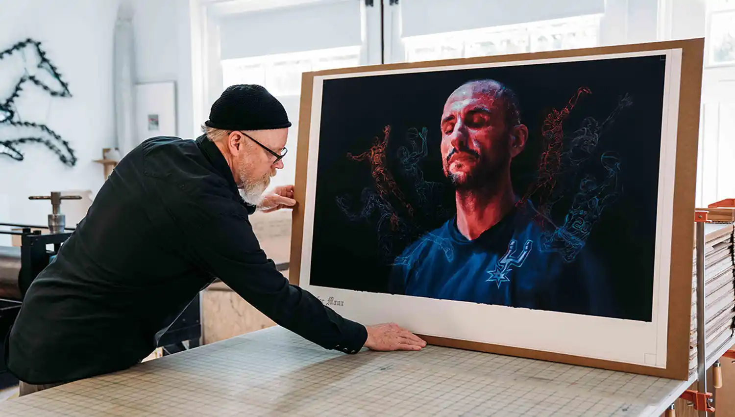 A LA VENTA. El artista Vincent Valdez preparó retratos de Ginóbili, que serán vendidos durante el evento. 