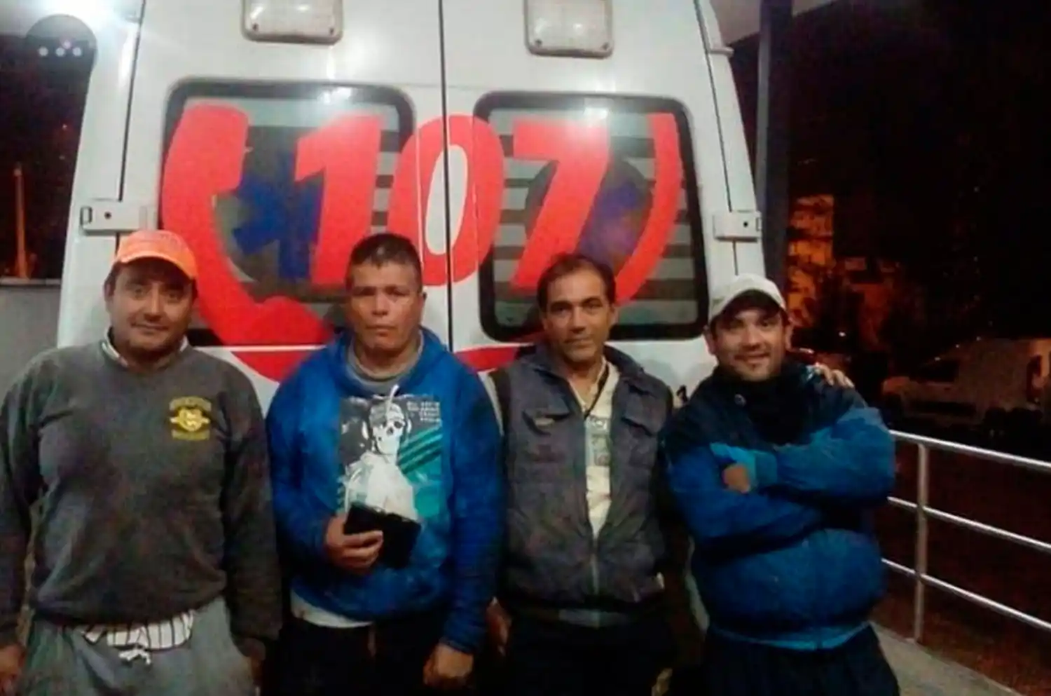 LOS RESCATISTAS. Los cuatro pescadores que ayudaron a subir a la víctimas.