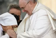 Fin de la polémica: el Vaticano explicó por qué el papa Francisco no se dejó besar el anillo