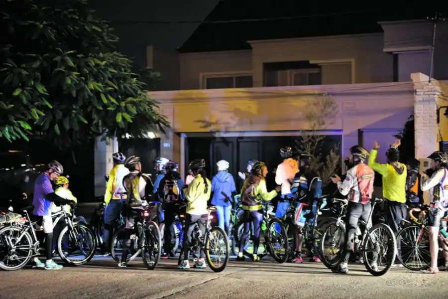 CARA A CARA. El intendente Campero dialoga con los ciclistas.  