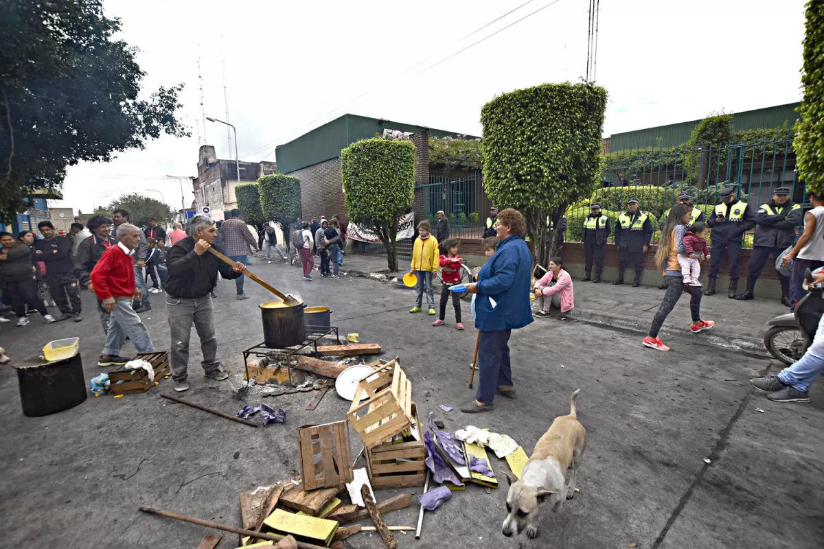 OLLA POPULAR. Desde el martes, un grupo de vecinos protesta frente a la sede de EDET en Concepción por los aumentos en la tarifa de la energía. la gaceta / foto de Osvaldo Ripoll 