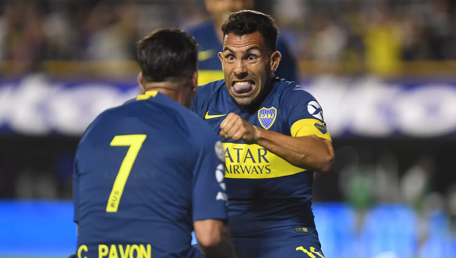 El festejo enloquecido de Cristian Pavón con Carlos Tevez después del segundo gol. (TÉLAM) 