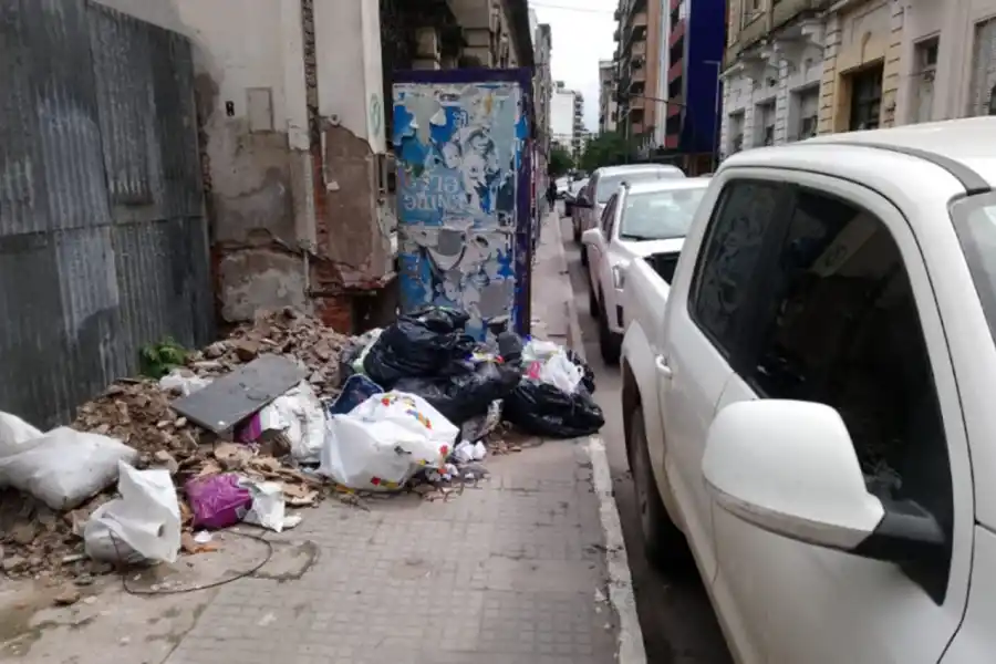 Por un vallado que parece eternizarse, los transeúntes deben bajar a la calle en una esquina céntrica