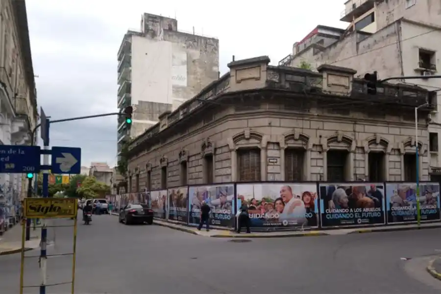 Por un vallado que parece eternizarse, los transeúntes deben bajar a la calle en una esquina céntrica