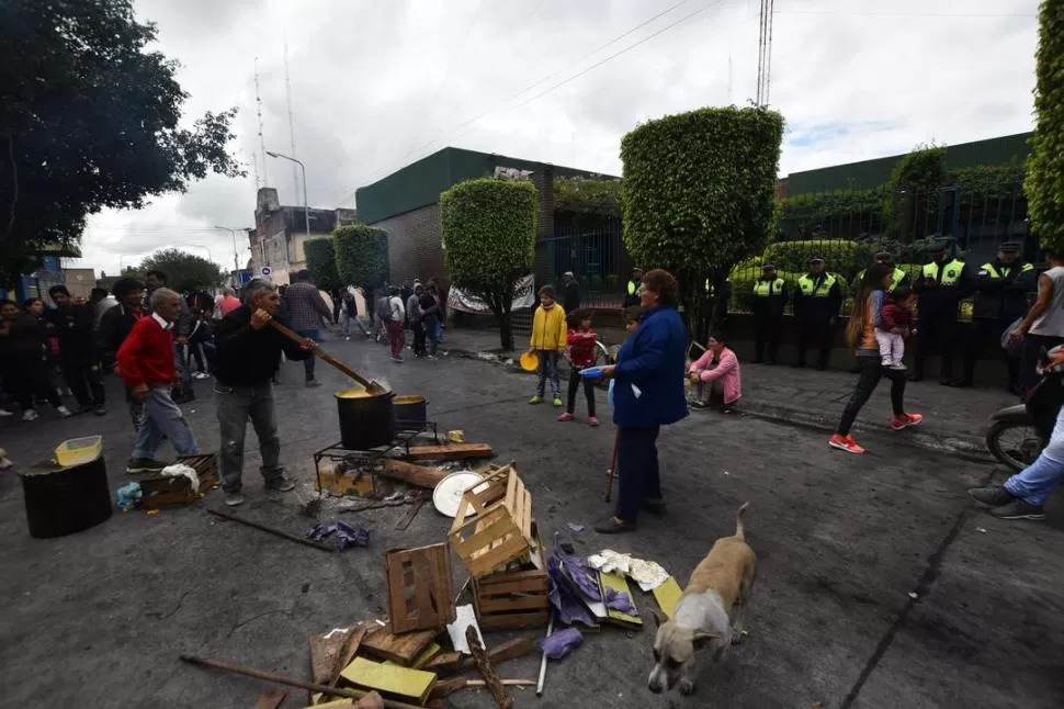 CONTRA EL FRÍO. Por cuarto día hubo protestas y cortes en Concepción, también con una olla popular. la gaceta / foto de osvaldo ripoll 