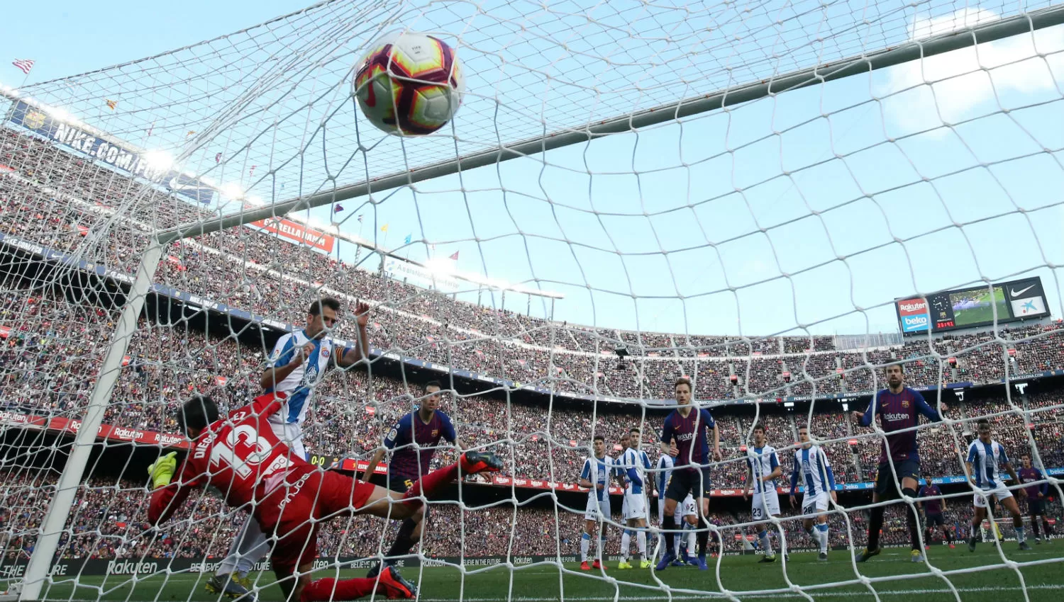 ADENTRO. El segundo gol de Messi, una joyita. 