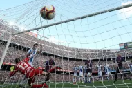 De otro planeta: Messi marcó dos golazos en el Derby catalán