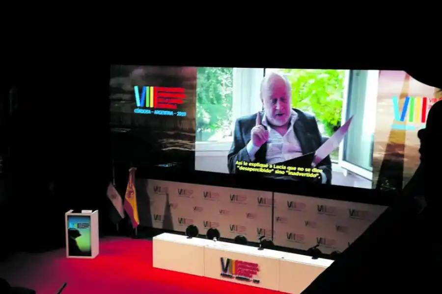 EN PANTALLA. En el último Congreso Internacional de la Lengua, realizado el año pasado, en Córdoba, Mundstock reflexionó sobre el uso del lenguaje, y los asistentes lo vieron mediante un video.