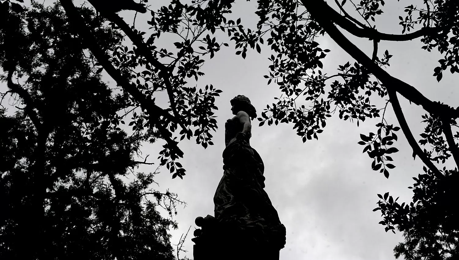 GRIS. Estatua de la Libertad, de Lola Mora, en la plaza Independencia.