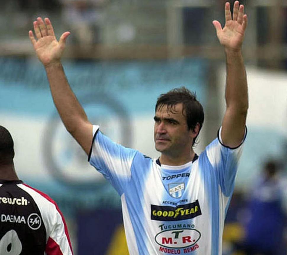ADIÓS, CAPITÁN. El “Patón”, un defensor central histórico, se despide de los hinchas durante el partido del 26 de marzo de 2006.   