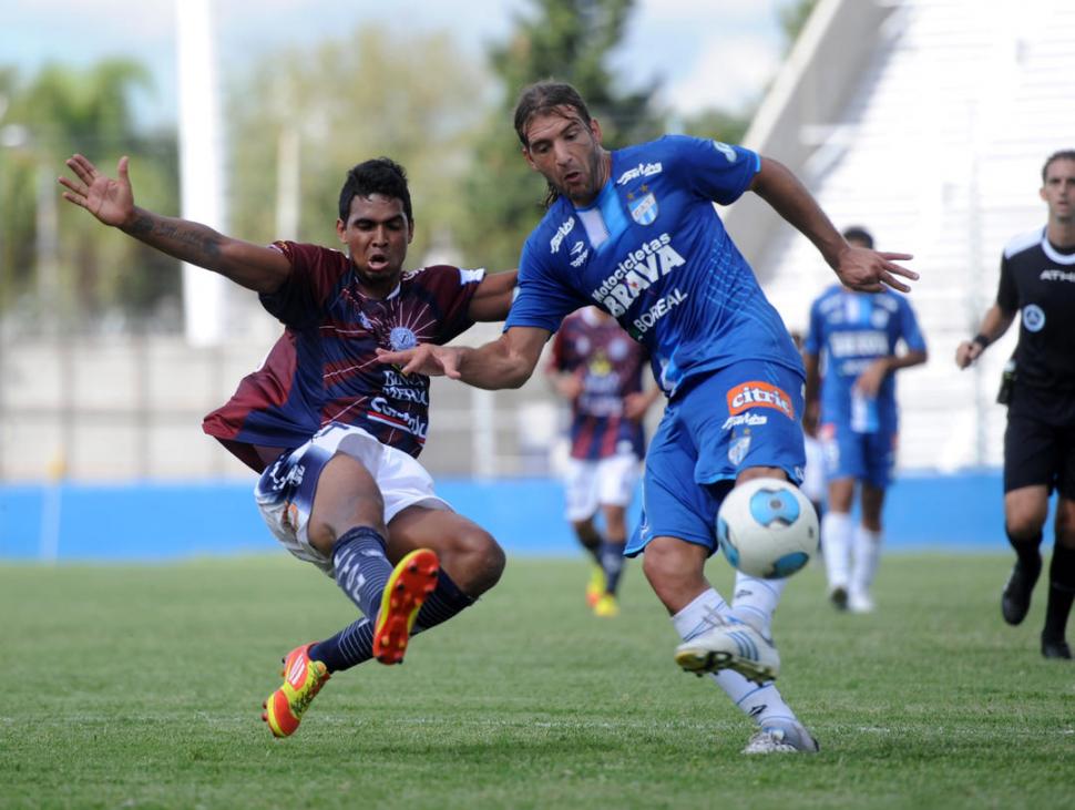 TRIUNFO DE PASCUAS. Cobelli convirtió el único gol con el que Atlético le ganó a Deportivo Merlo en 2013, en Buenos Aires.   