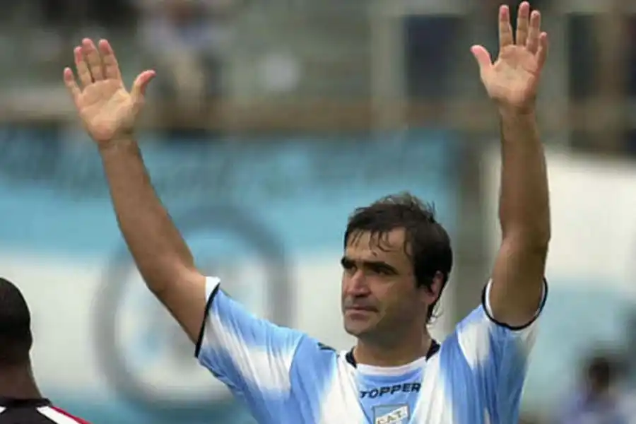 ADIÓS, CAPITÁN. El “Patón”, un defensor central histórico, se despide de los hinchas durante el partido del 26 de marzo de 2006.   