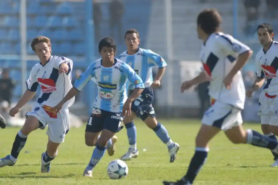 DECEPCIÓN. Alfredo Ramírez Silva lleva la pelota en el duelo que Atlético le ganó a Brown de Madryn 4-1, en 2007. No alcanzó.  