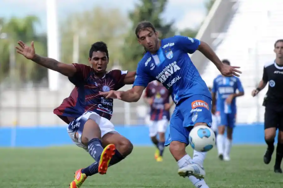 TRIUNFO DE PASCUAS. Cobelli convirtió el único gol con el que Atlético le ganó a Deportivo Merlo en 2013, en Buenos Aires.   