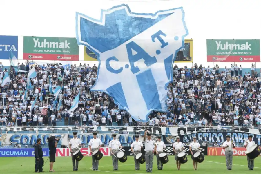 A TODO TRAPO. La hinchada de Atlético desplegó sobre la tribuna de calle Muñecas un mapa de Tucumán con los colores 