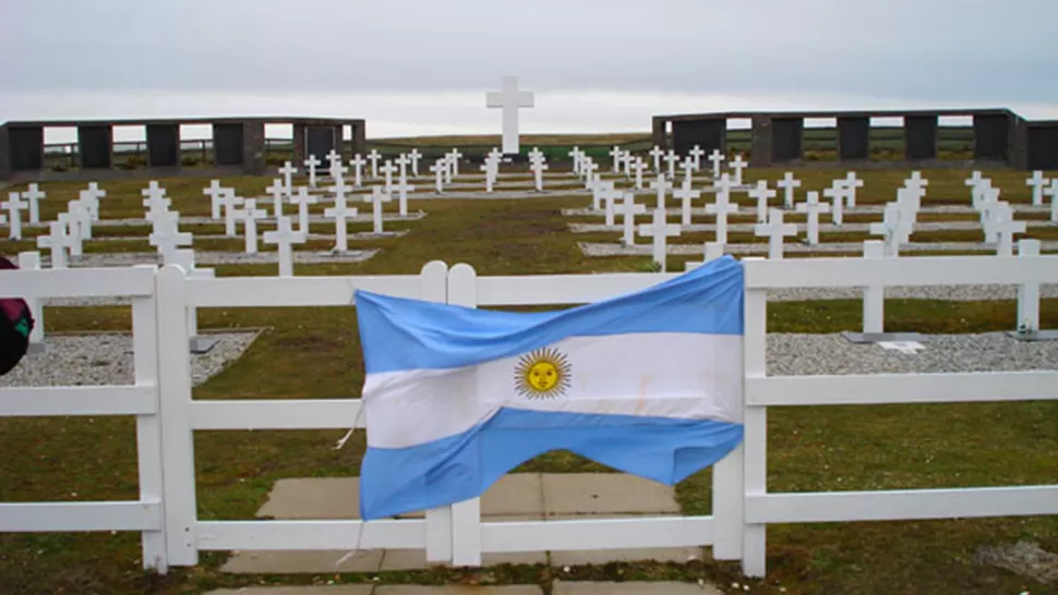 Familiares de soldados caídos en Malvinas reclaman que el Estado facilite vuelos a las islas
