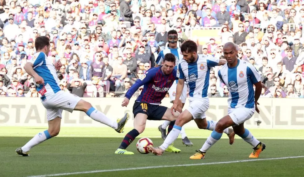 GENIO. En el clásico catalán frente a Espanyol, Messi ratificó que él y su fútbol están pasos adelante del resto. reuters