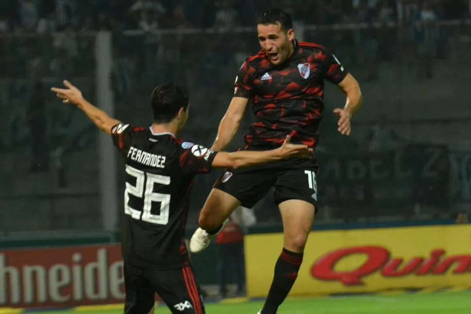 FESTEJO. Mayada salta para abrazar a “Nacho” Fernández, que hizo los dos goles. telam