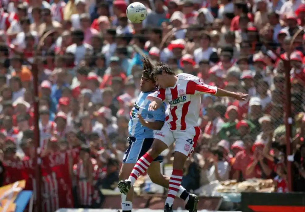 MAÑANA FATÍDICA. Fernando Robles salta a cabecear con Luciano González, de San Martín. Octubre de 2005: Atlético perdió el clásico.  