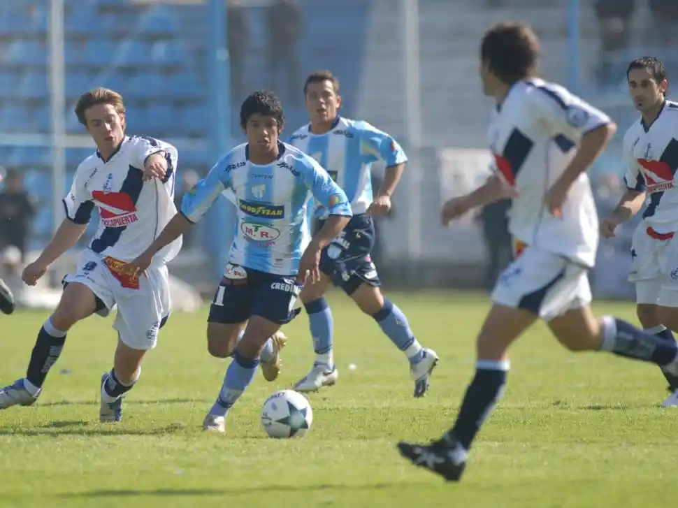 DECEPCIÓN. Alfredo Ramírez Silva lleva la pelota en el duelo que Atlético le ganó a Brown de Madryn 4-1, en 2007. No alcanzó.  