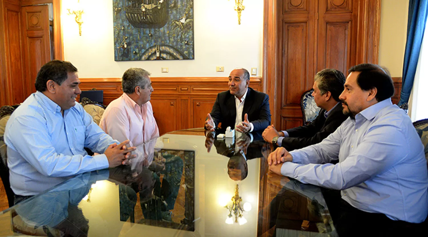 EN LA CASA DE GOBIERNO. Manzur recibió hoy a Fabián Pérez y Félix Reales, quienes llegaron acompañados por Christian Rodríguez.