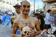 ¡Festejó el torneo de Racing con la calavera de su abuelo!