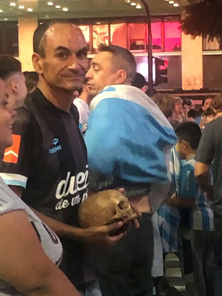 ¡Festejó el torneo de Racing con la calavera de su abuelo!